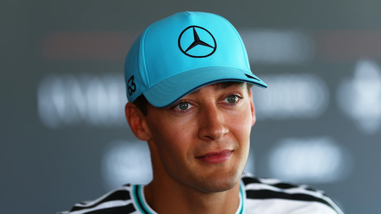 Russellův stý start v Mercedesu dodává smysl tlaku Barcelony