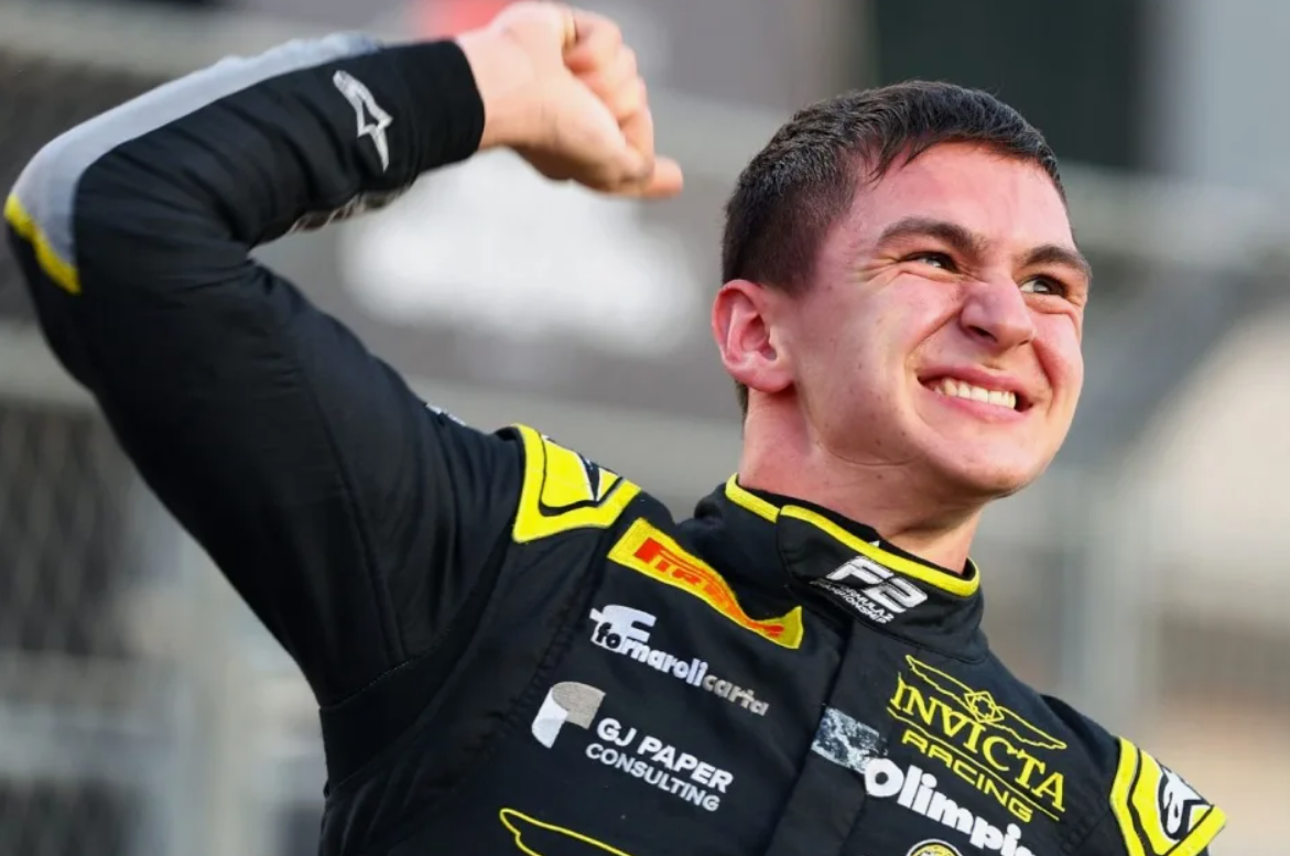 Configurarea garajului Haas de Formula 1 în timpul unei sesiuni de testare a piloților, inginerii analizând datele și performanța mașinii.