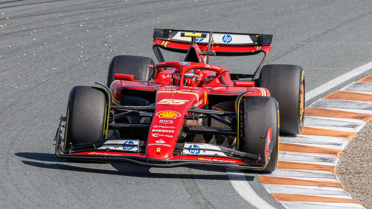 Hamilton i Ferrari-rødt under en session i 2026