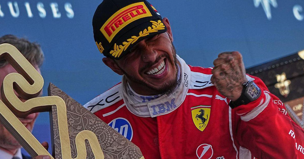 Lewis Hamilton의 우승 퍼포먼스 동안 레이스 데이터를 분석하는 Ferrari Formula 1 팀의 핏 월.