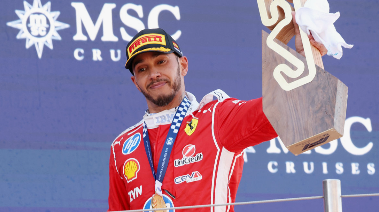 레이스 주말 준비와 전략 계획 중 차고 안에서 Ferrari 엔지니어들과 긴밀히 협력하는 Lewis Hamilton.