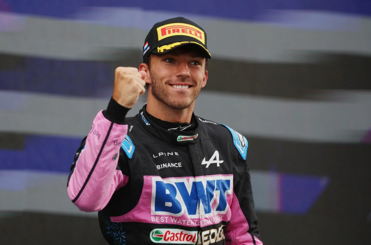 Des ingénieurs sur le muret des stands en Formula 1 analysent les données et la stratégie de course tout en surveillant les décisions de pénalité pendant un week-end de Grand Prix.