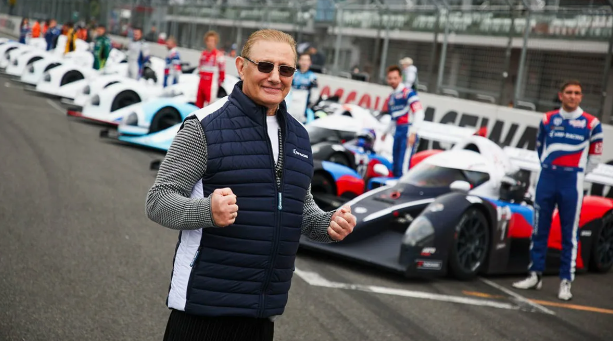 Formula 1 pilot akademisi eğitim seansı; genç yarış yetenekleri için simülatör çalışmaları ve teknik gelişim içeriyor.