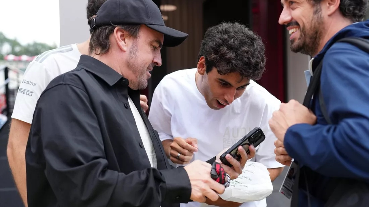 Fernando Alonso møder fans i løbet af Belgian Grand Prix-weekenden