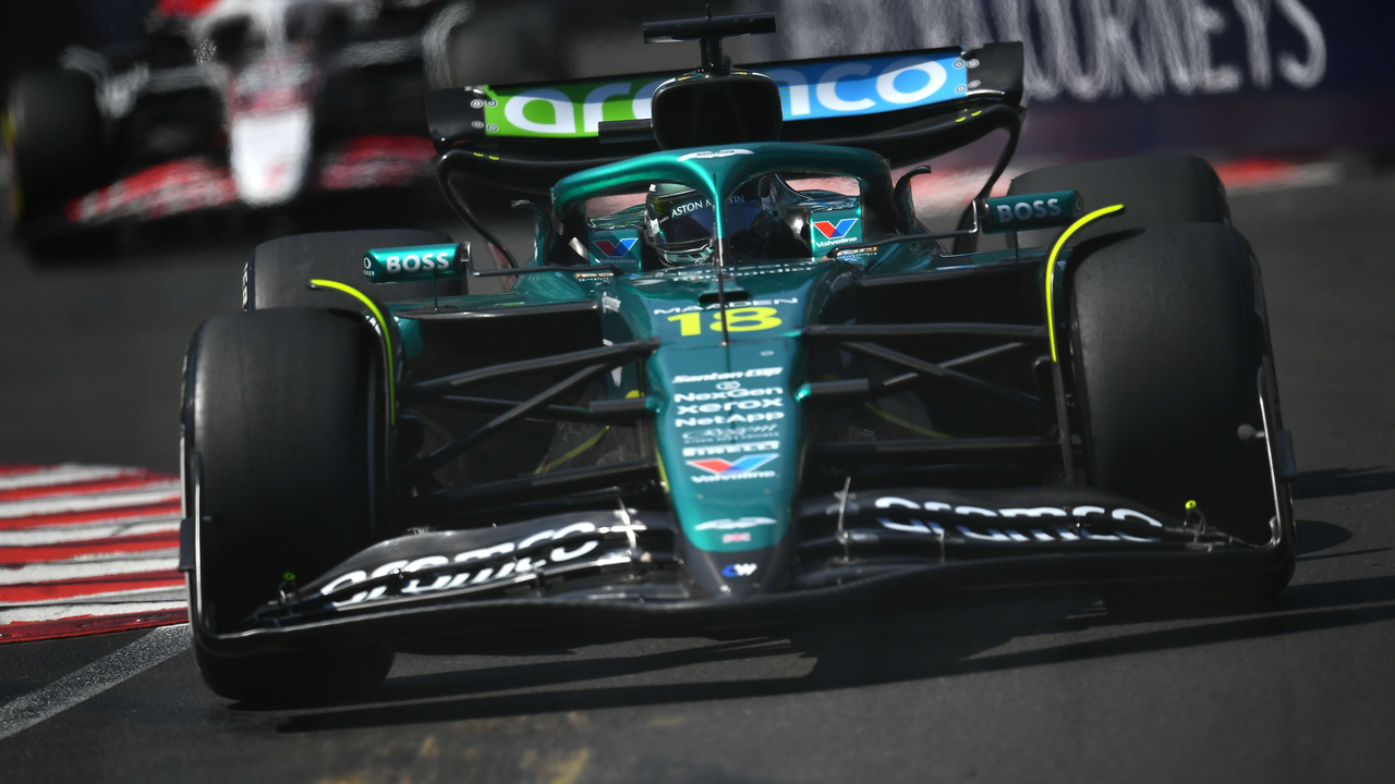 Fernando Alonso kører Aston Martin ved et Formula 1-løb