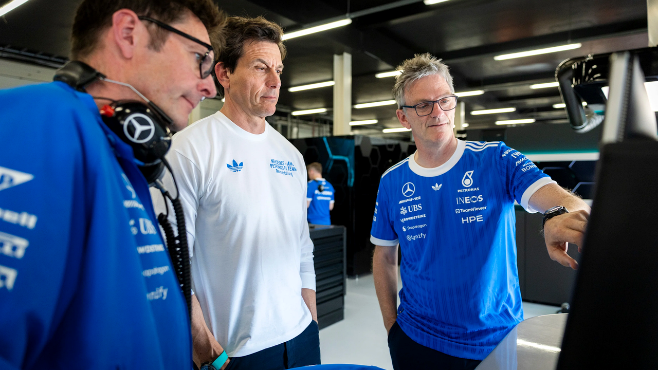 Отказът на Antonelli оставя Wolff с проблем с надеждността на Mercedes