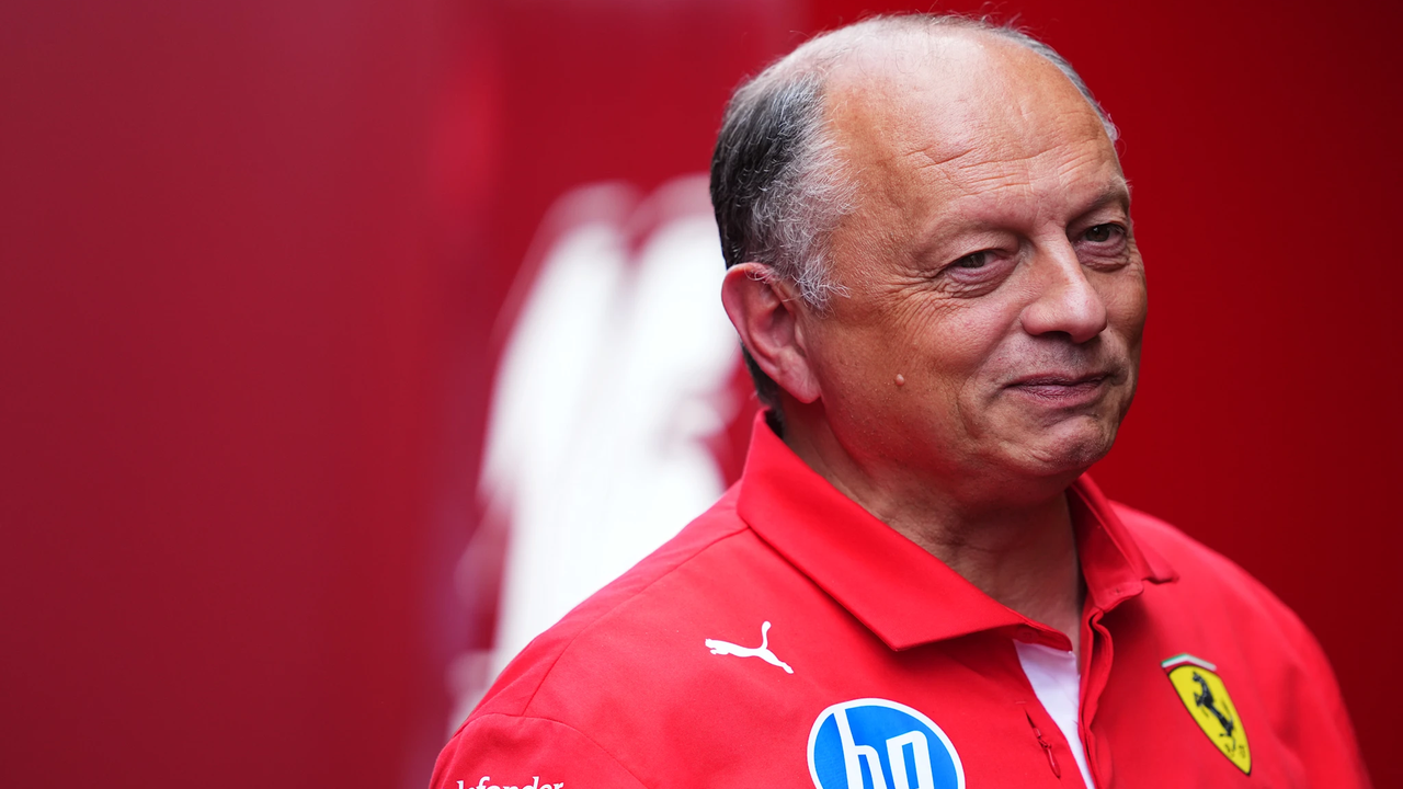 Ο team principal της Ferrari, Frederic Vasseur, στέκεται στο γκαράζ της ομάδας στο Spa