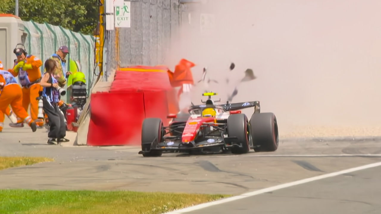Η Ferrari του Lewis Hamilton γλιστρά δίπλα στον τοίχο μετά το ατύχημα στη Στροφή 13