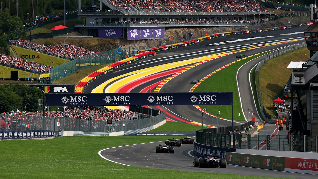Monoplazas de Formula 1 en Spa-Francorchamps durante un fin de semana del GP de Bélgica