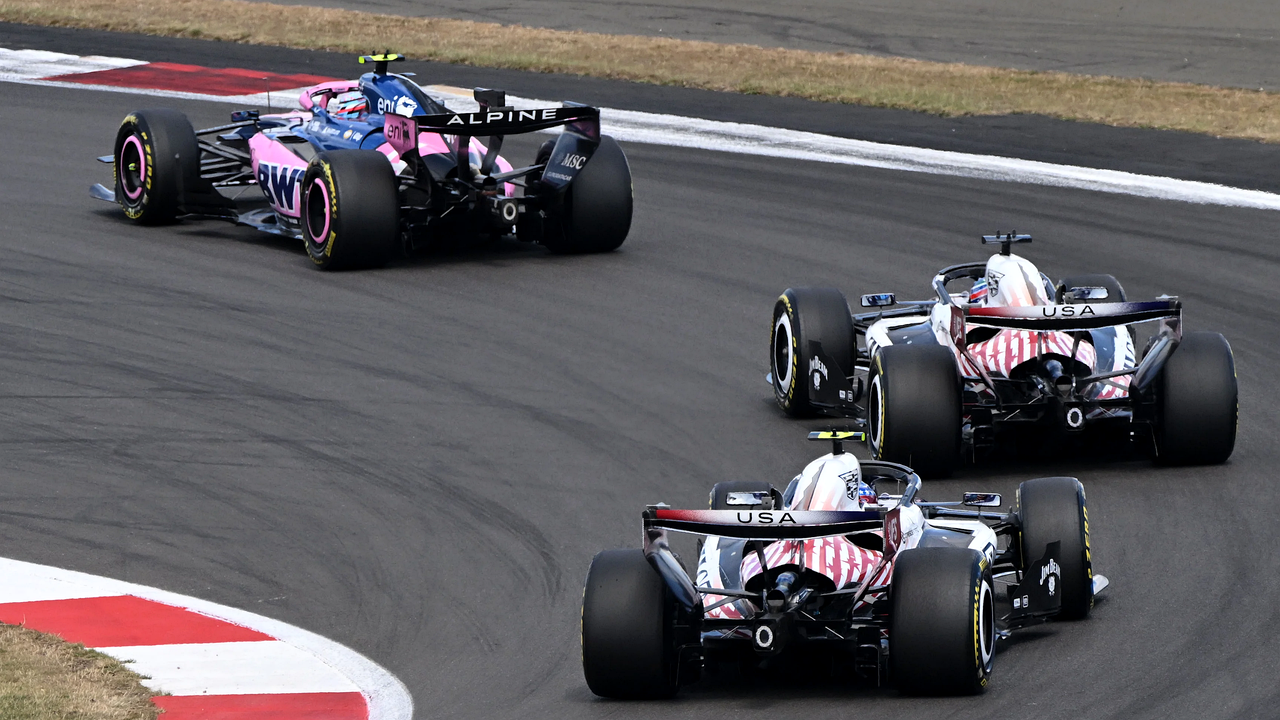 Cadillacs Silverstone-tempo gjør bakmarker-året om til en jakt i midtfeltet