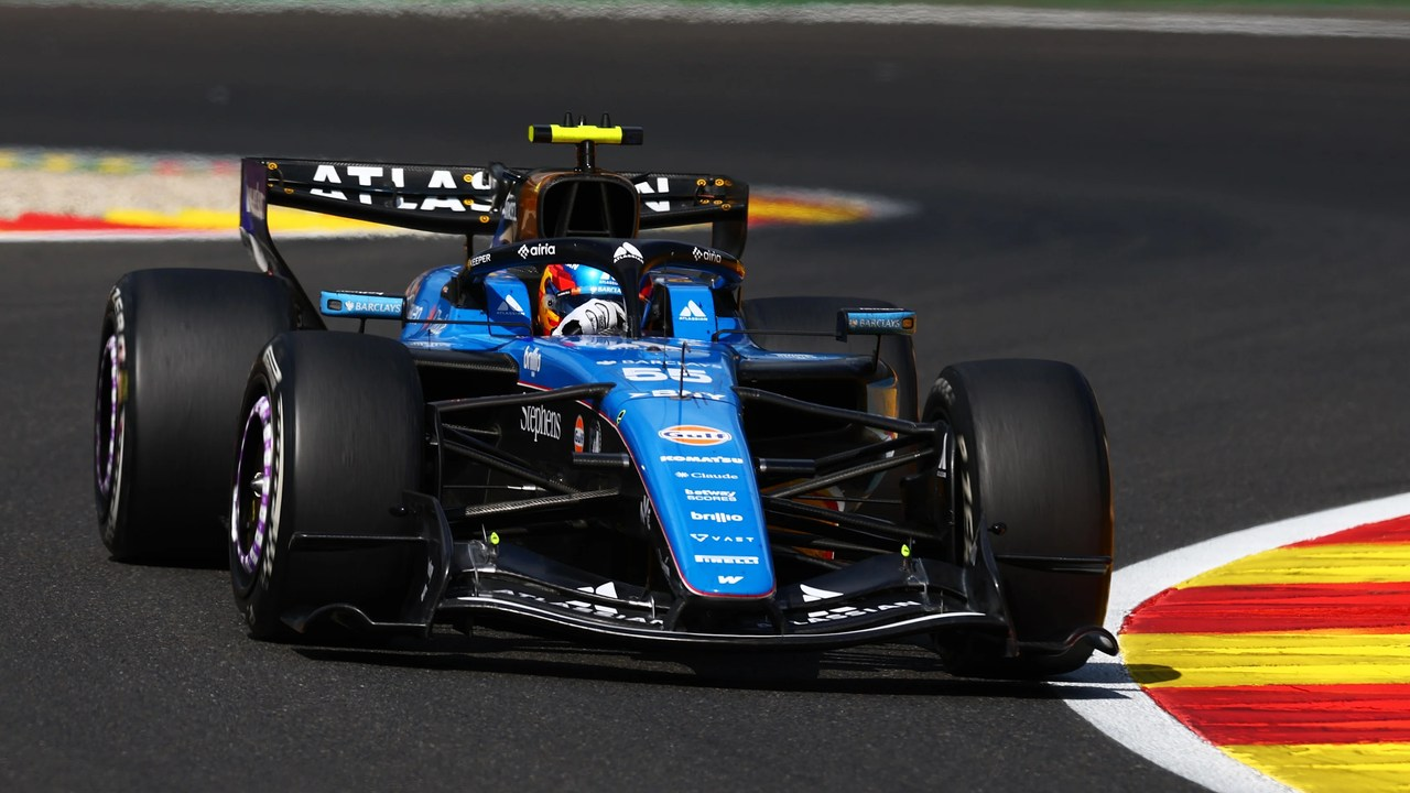 Una monoposto di Formula 1 Williams blu percorre il circuito