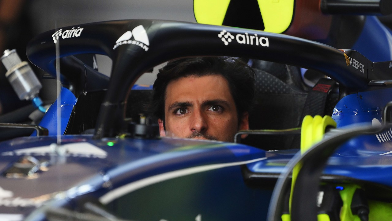 Carlos Sainz siede all'interno dell'abitacolo della Williams