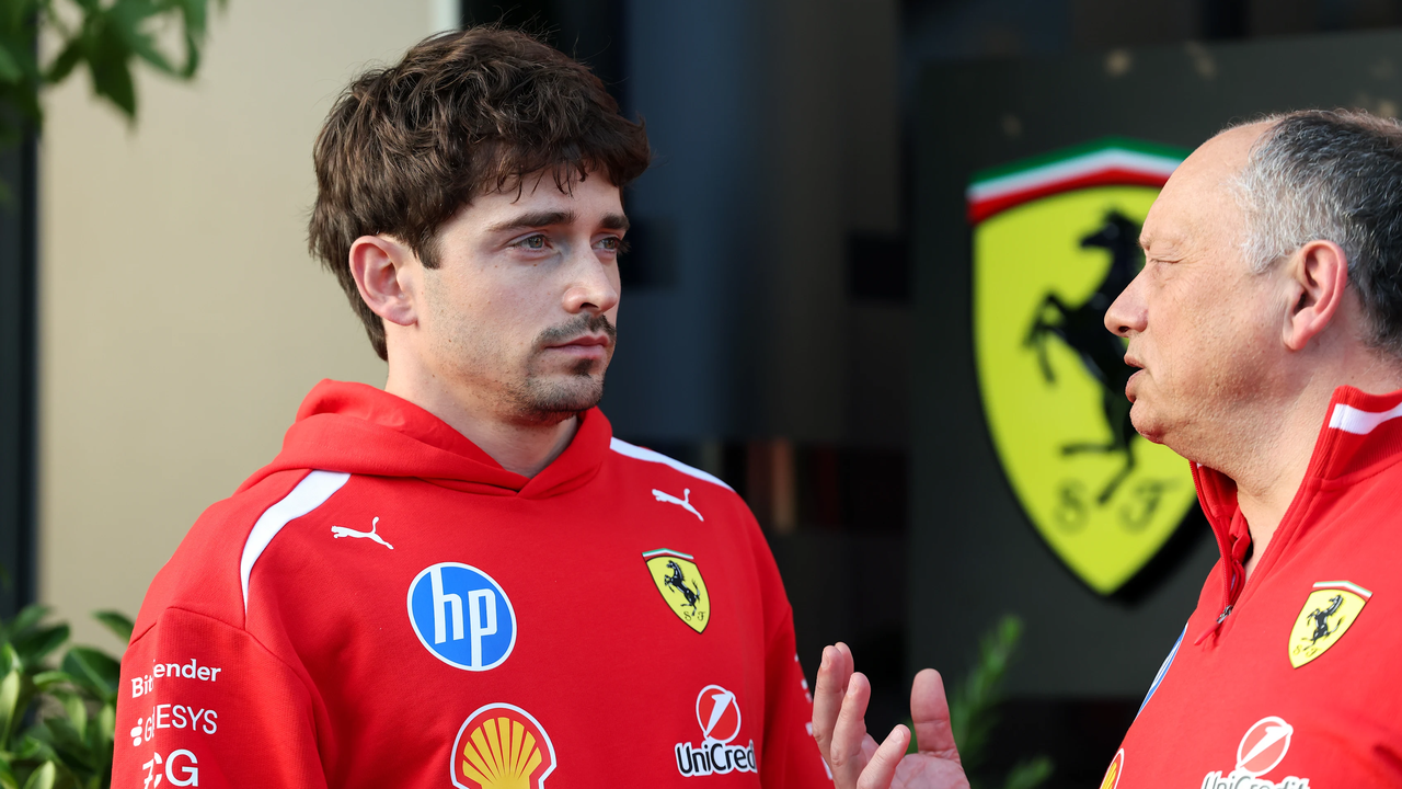 Charles Leclerc discută cu directorul echipei Ferrari, Fred Vasseur