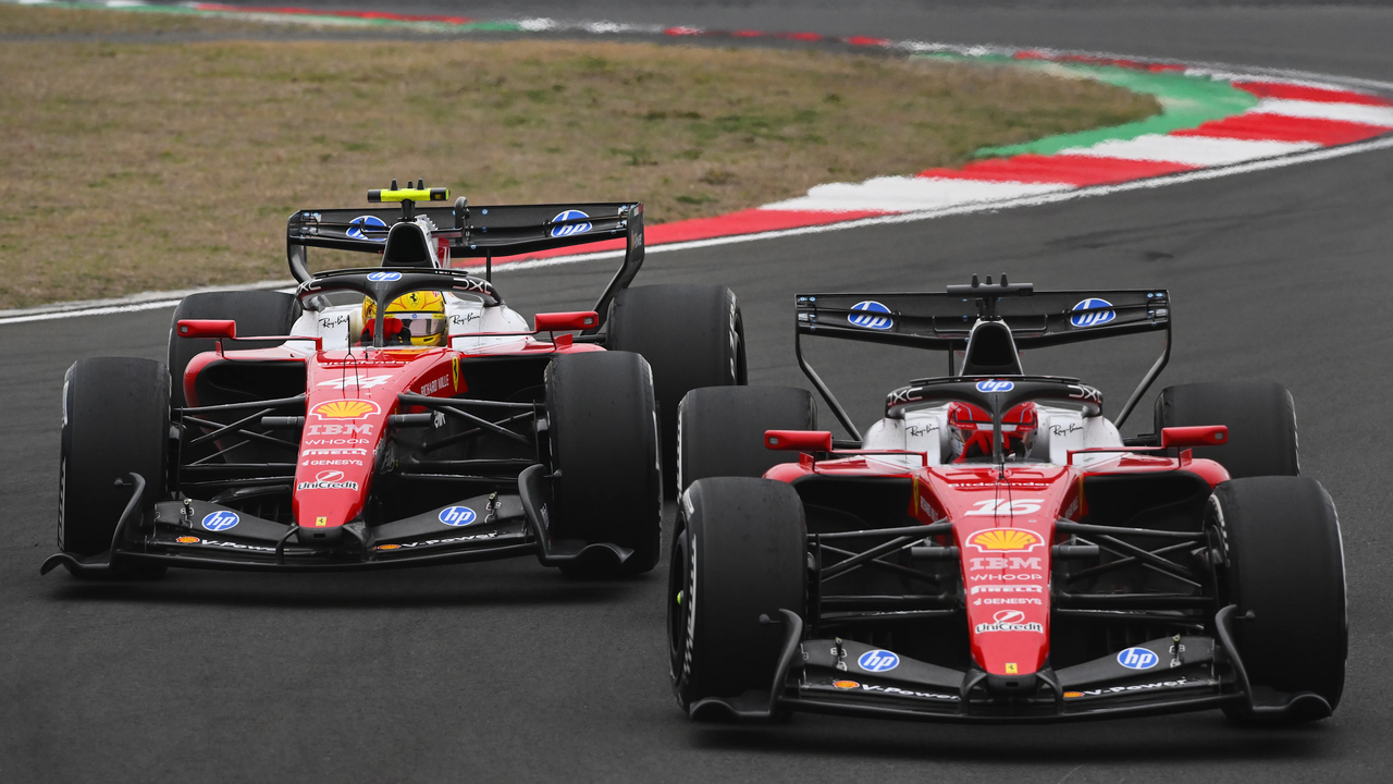 Charles Leclerc îl conduce pe coechipierul său de la Ferrari, Lewis Hamilton, în mașinile lor SF-26
