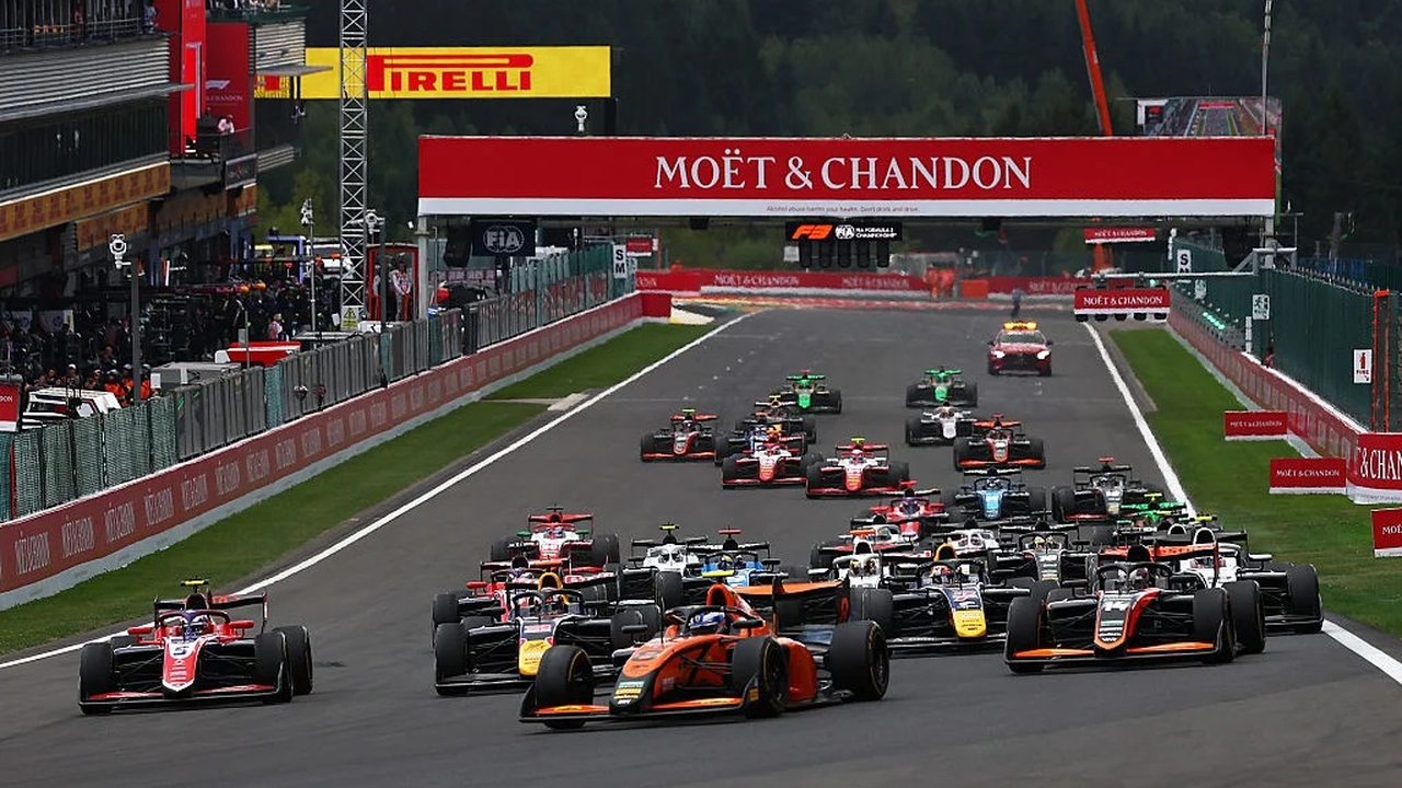 Formula 3 field starts the feature race at Spa