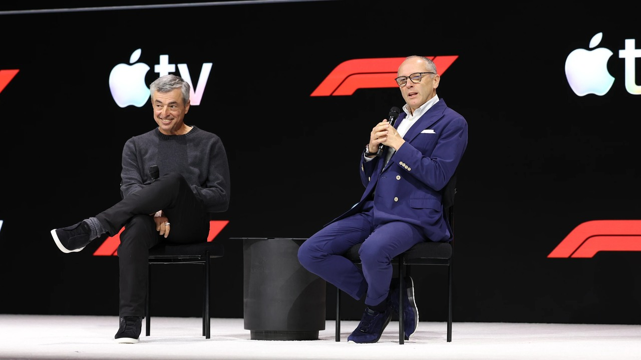 Stefano Domenicali a Eddy Cue sedia na etape Formuly 1