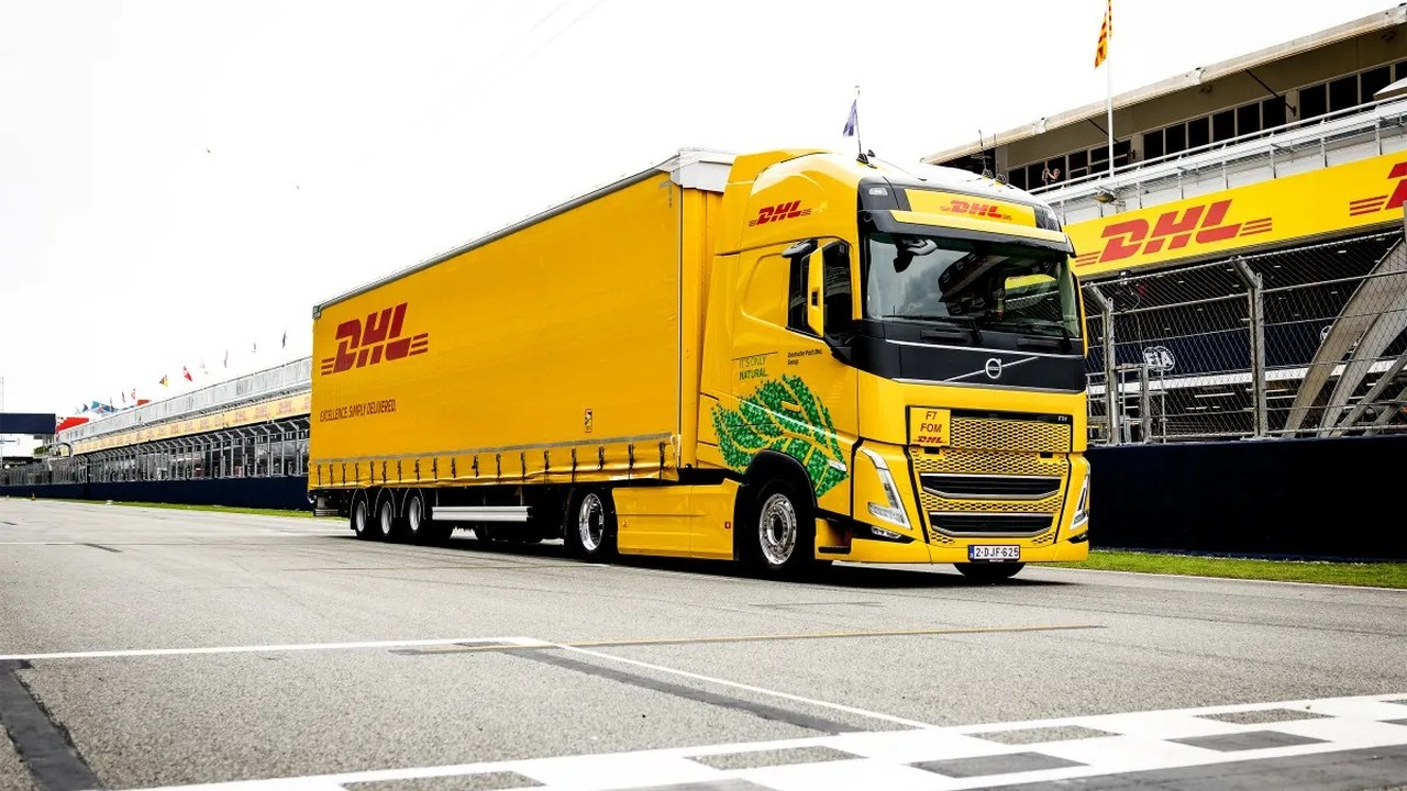 Žltý logistický kamión prechádza bránou okruhu Formuly 1