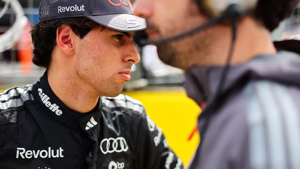 Gabriel Bortoleto parla indossando la divisa del team Audi di Formula 1.