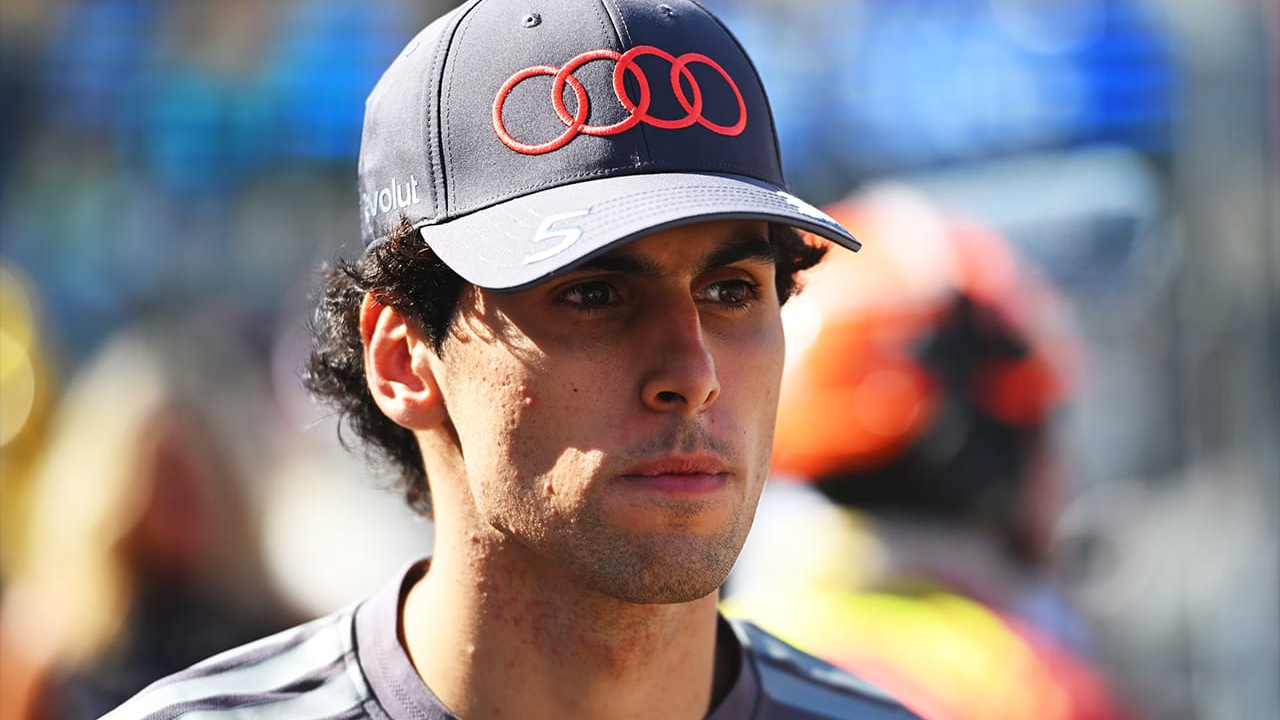 Gabriel Bortoleto si prepara per una gara di Formula 1 durante la stagione 2026.