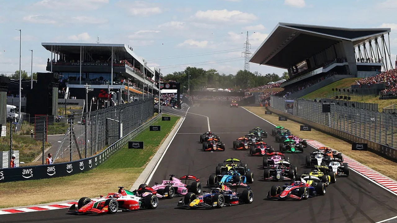 Mașinile de Formula 2 încep cursa Sprint de la Budapesta