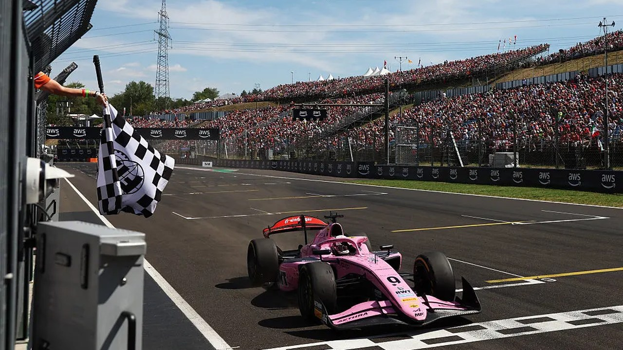 Gabriele Minì trece linia de sosire în mașina MP Motorsport