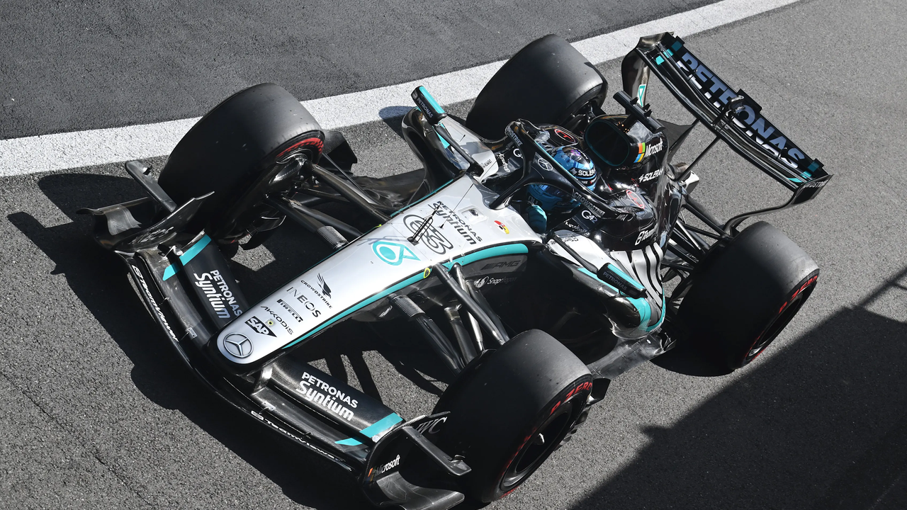 George Russell이 Silverstone에서 Mercedes W17을 운전하는 모습