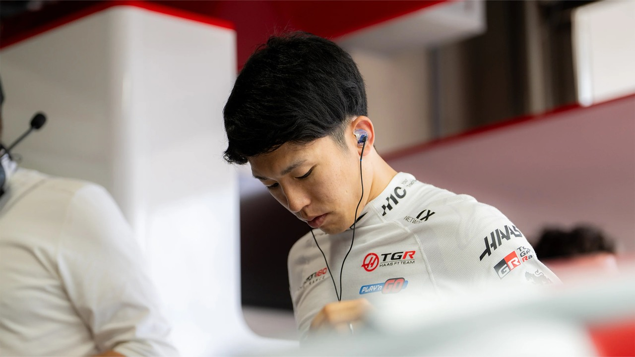 En japansk kører forbereder sig inde i Haas-garagen på Fuji Speedway