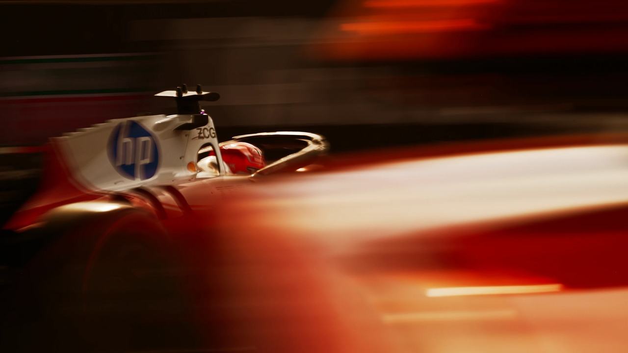 Charles Leclerc kører Ferrarien ud af garagen i Ungarn