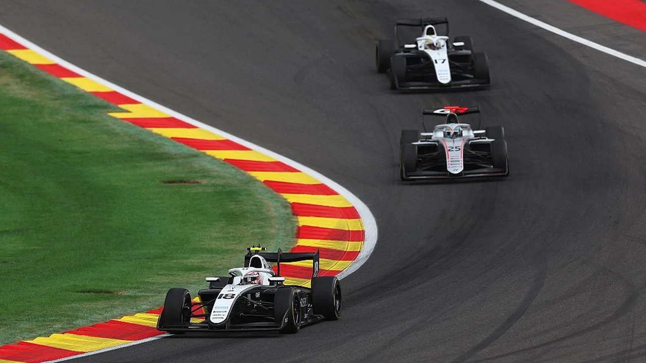Le monoposto di Formula 3 gareggiano sul circuito di Spa-Francorchamps.