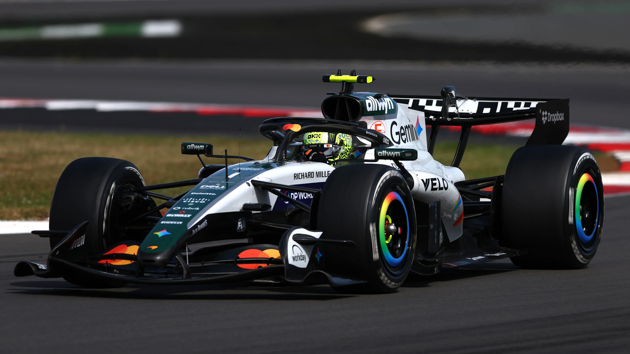 Lando Norris řídí McLaren MCL40 během Velké ceny Británie