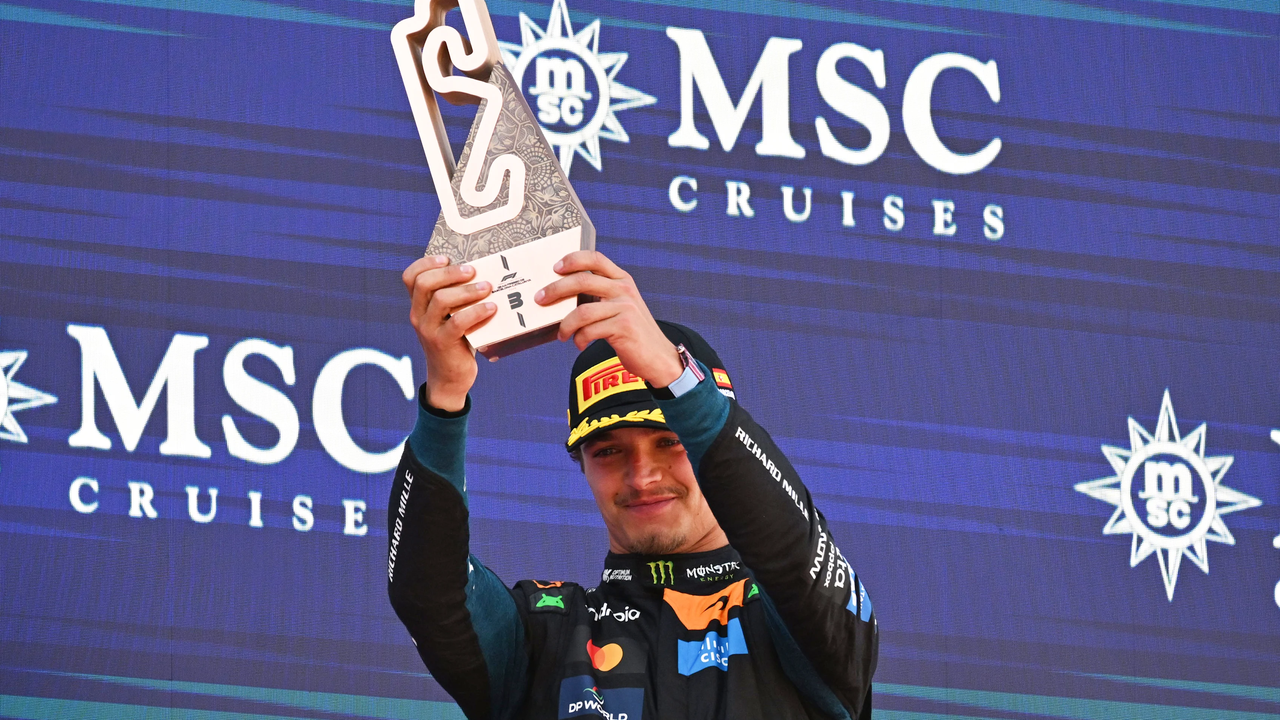 Lando Norris zvedá trofej za třetí místo po Velké ceně Barcelona-Katalánsko
