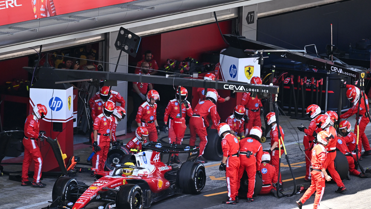 Lewis Hamilton bringer nummer 44 Ferrari gennem sin pitboks i Barcelona-weekenden