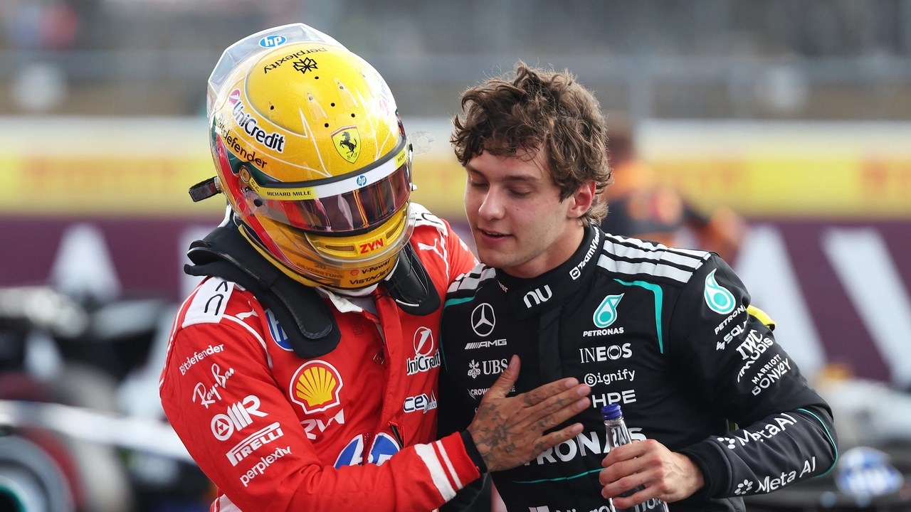 Formula 1 yarışının ardından Lewis Hamilton, George Russell'ın yanında duruyor.