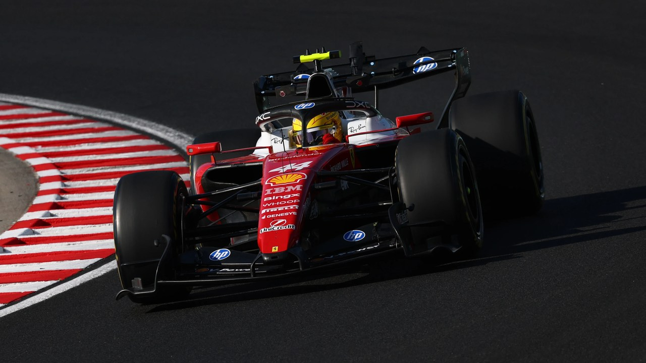 Lewis Hamilton, Macaristan'daki antrenman seansında kırmızı Ferrari'yi kullanıyor.