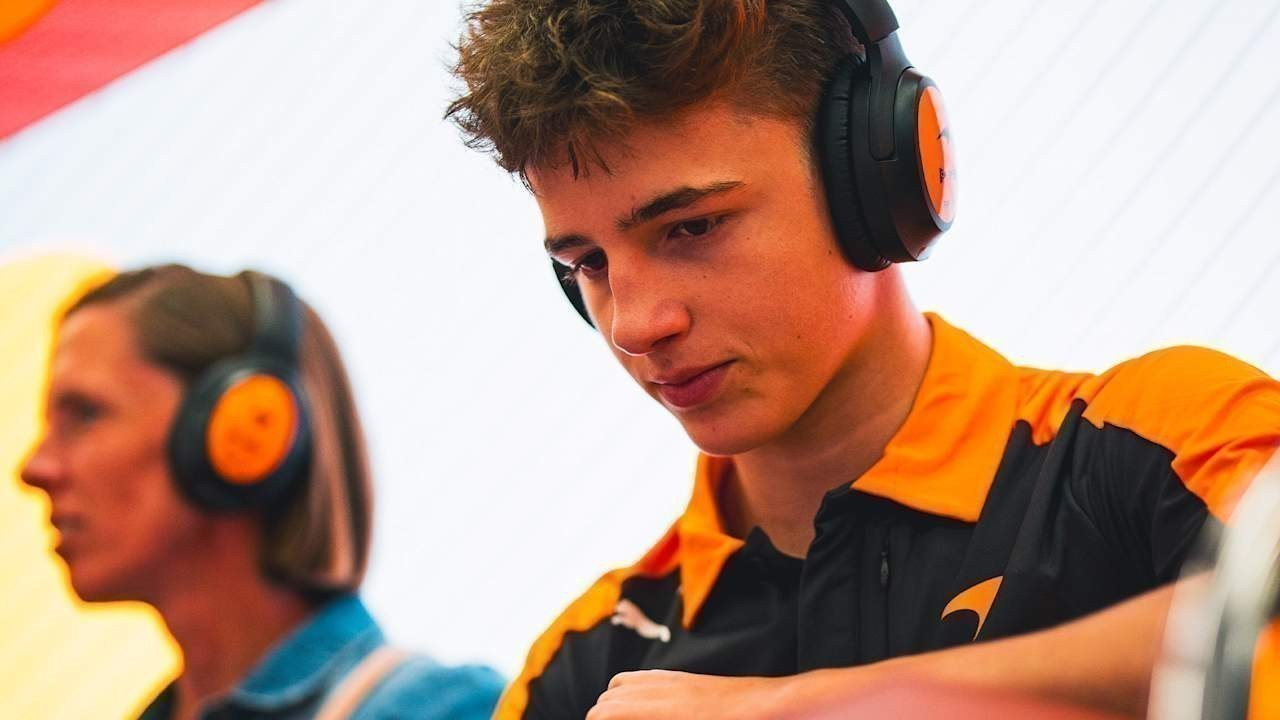 Dries van Langendonck valmistautuu McLarenin autotallissa