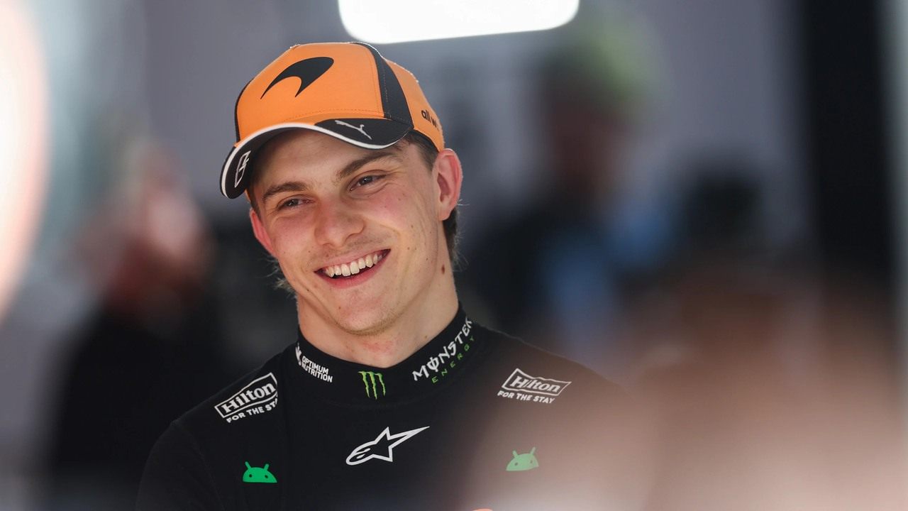 Oscar Piastri steht in McLaren-Teamkleidung