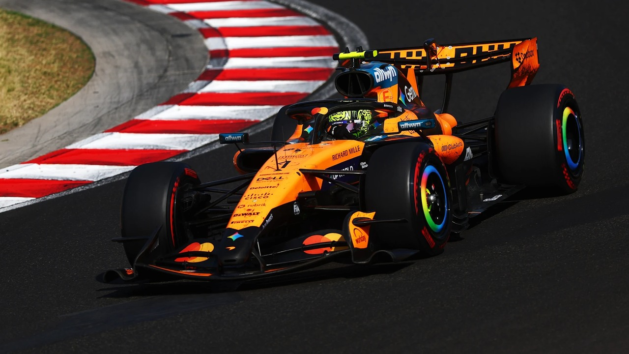 Lando Norris, turuncu McLaren'iyle Hungaroring pistinde bir virajdan geçiyor.