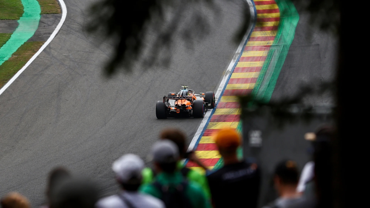 McLarens Formel 1-bil kører gennem Spa-Francorchamps