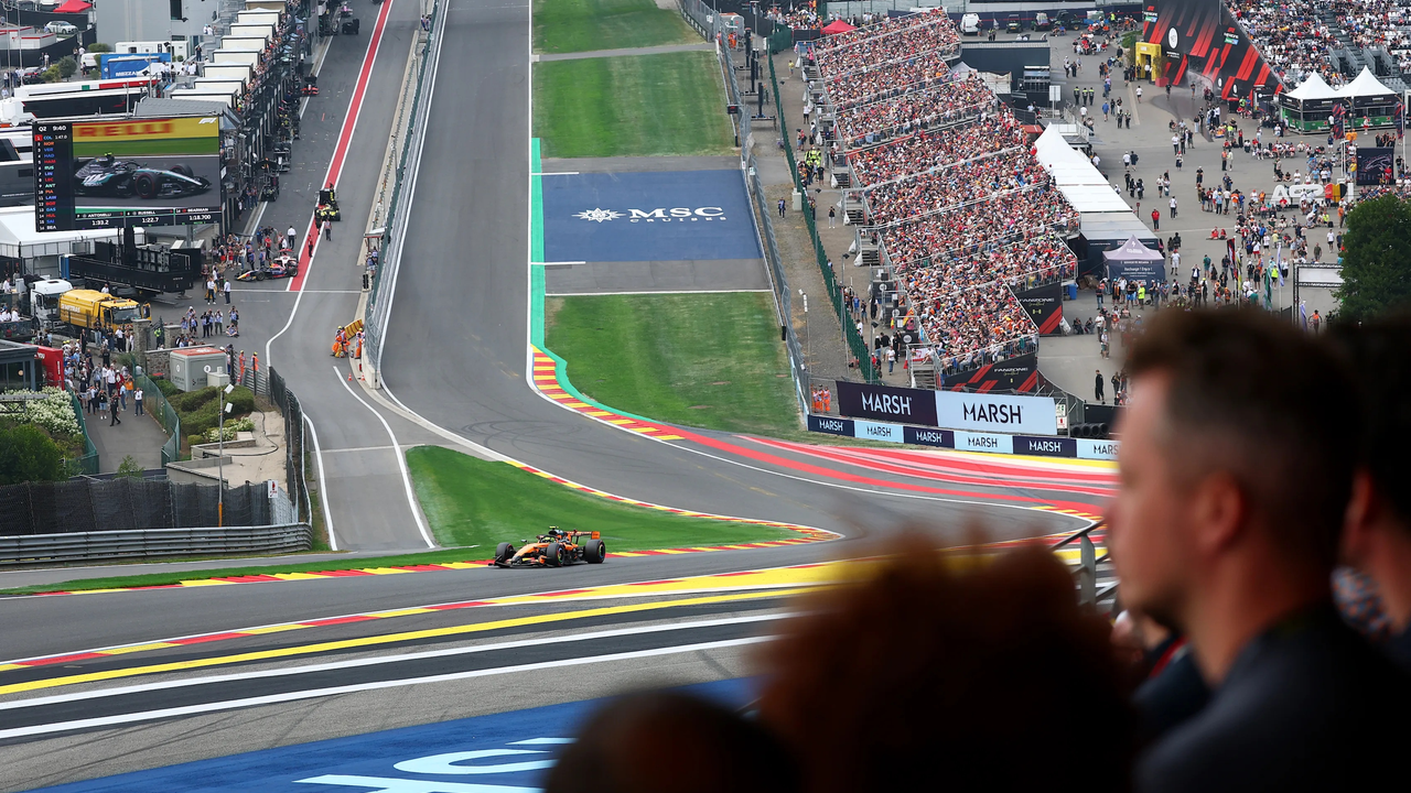 McLaren-bilen kører op ad bakken i Spa foran tilskuere