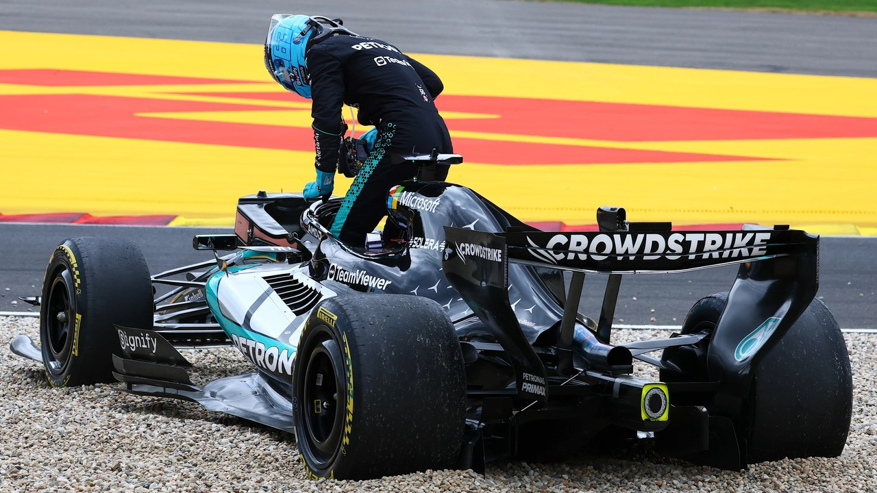 Mercedes Formula 1 -auto ajaa radalla