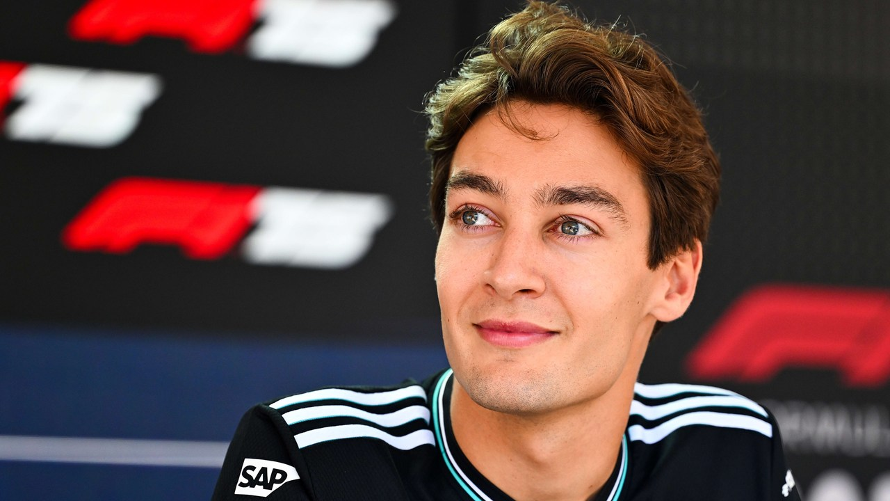 George Russell puhuu Formula 1 -tallin varikolla