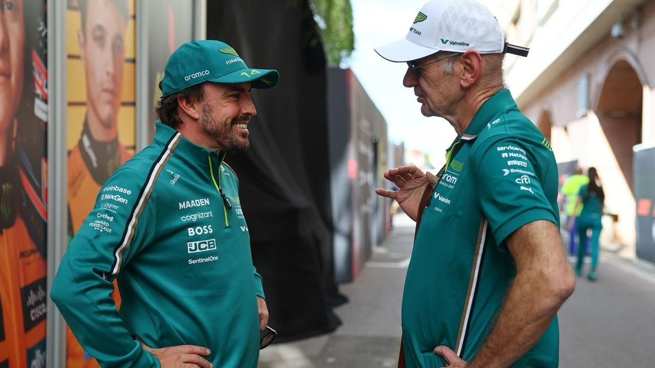 Fernando Alonso parla con Adrian Newey indossando la divisa del team Aston Martin.