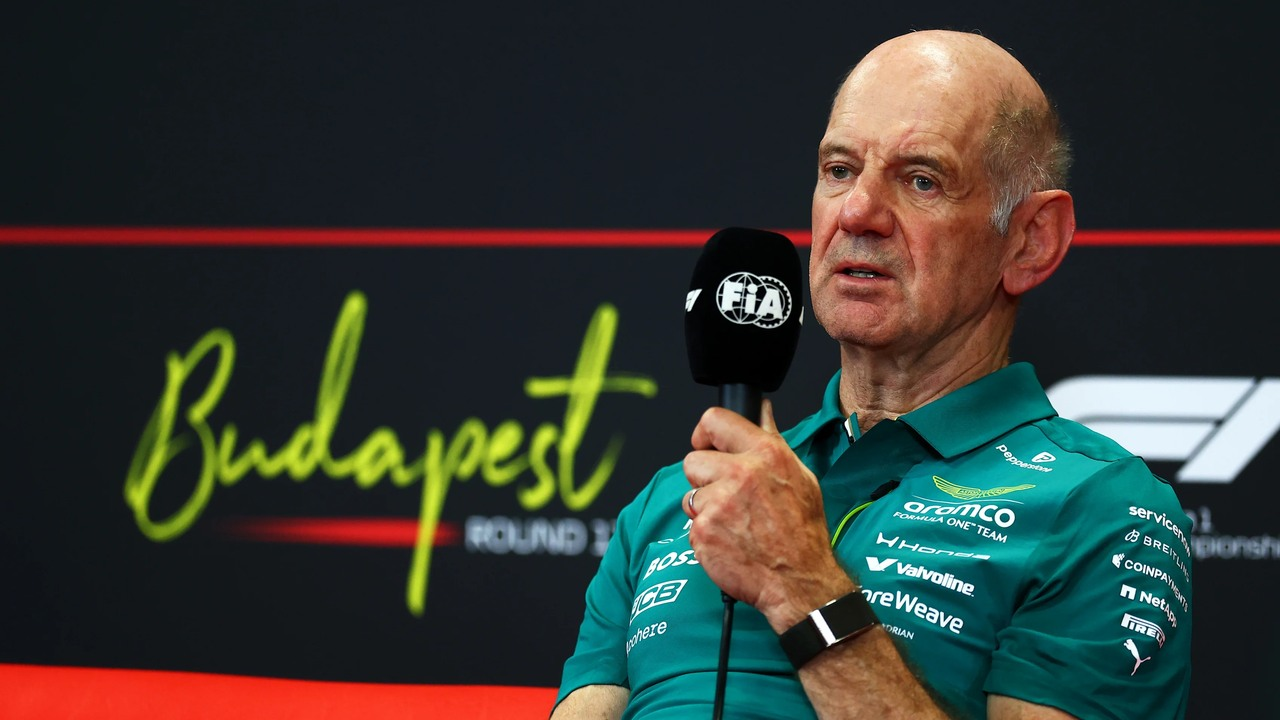 Adrian Newey parla al microfono indossando l'abbigliamento del team Aston Martin.