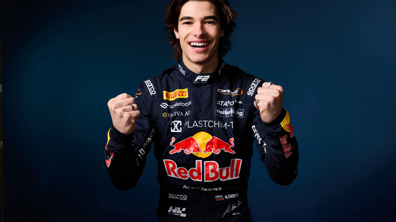 Lídr Formule 2 Nikola Tsolov v závodním obleku Campos
