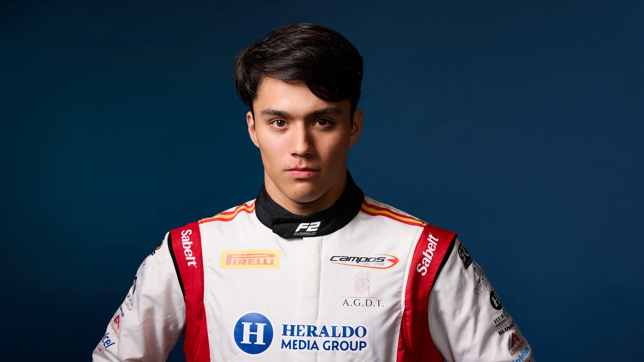 Noel Leon står i sin Campos Racing Formula 2-drakt