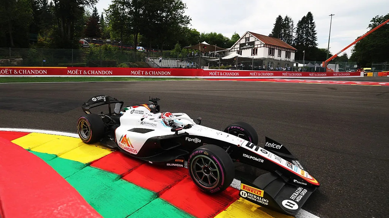 Noel Leon kjører Campos Racing Formula 2-bilen over fortauskanten på Spa