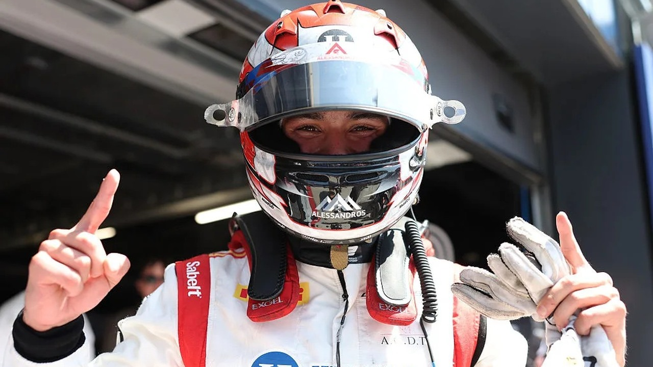 Noel León celebra tras la Carrera Principal de Fórmula 2 en Budapest