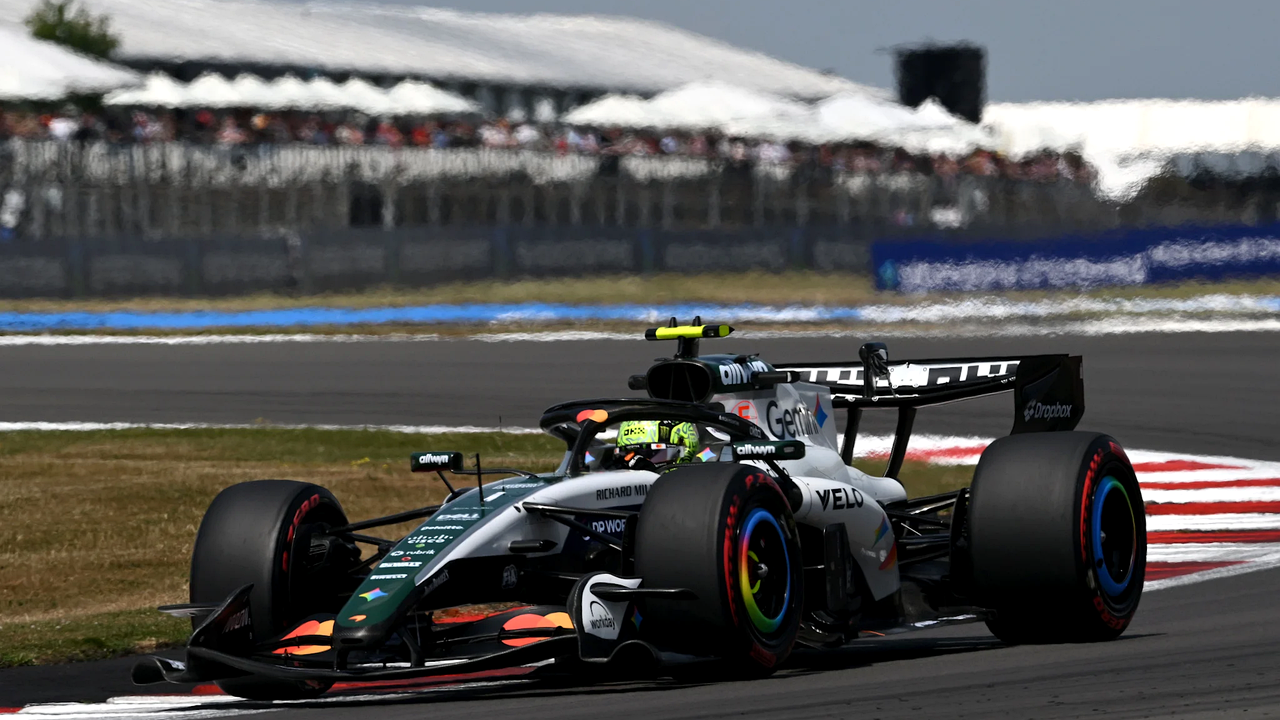 La McLaren danneggiata di Norris lascia Silverstone con un lavoro di riparazione prima delle qualifiche