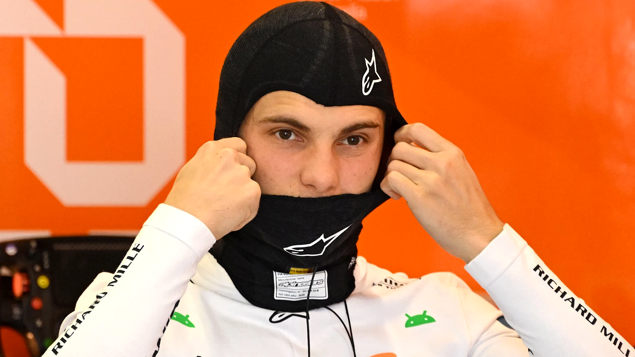 La McLaren danneggiata di Norris lascia Silverstone con un lavoro di riparazione prima delle qualifiche