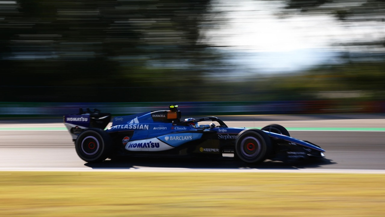 Ein Alpine Formula 1-Auto fährt durch eine Kurve am Hungaroring